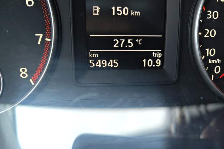 Used Volkswagen Sagitar 2011 1.4 TSI Manual Luxury Edition Odometer Close Up