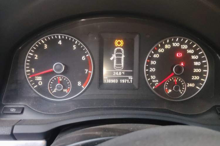 Used Volkswagen Sagitar 2011 1.4 TSI Automatic Tech Model Odometer Close Up