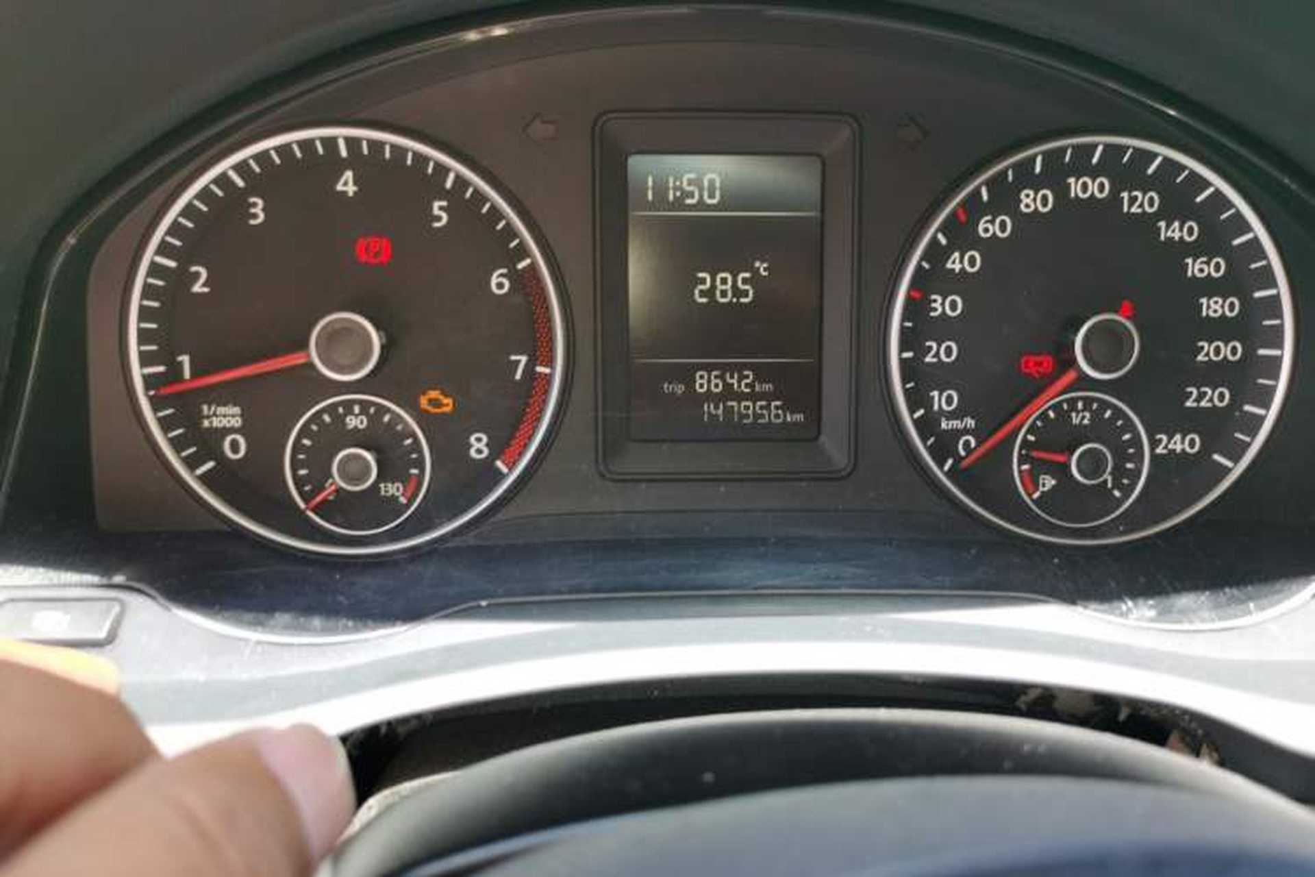 Used Volkswagen Sagitar 2011 1.6L Manual Comfort Version Odometer Close Up