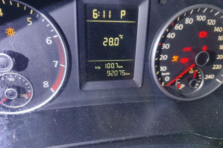 Used Volkswagen Sagitar 2011 1.6L Automatic Fashion Edition Odometer Close Up