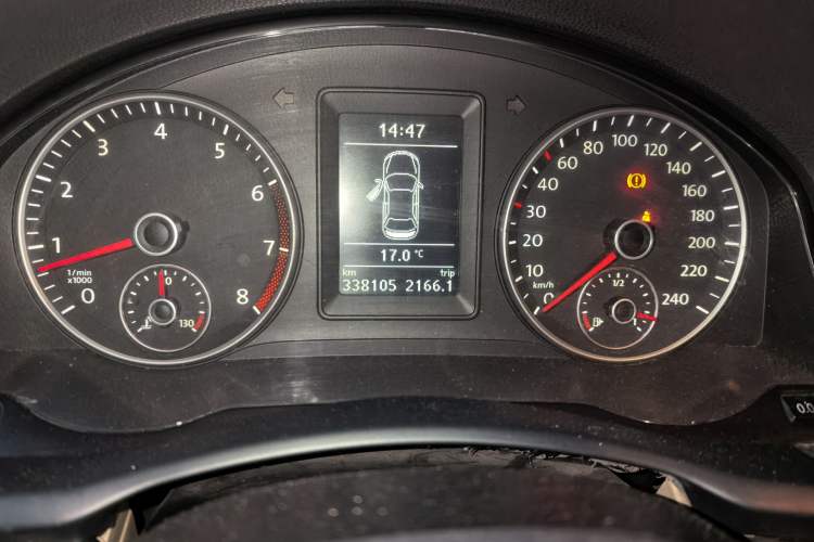Used Volkswagen Sagitar 2011 1.4 TSI Manual Luxury Edition Odometer Close Up