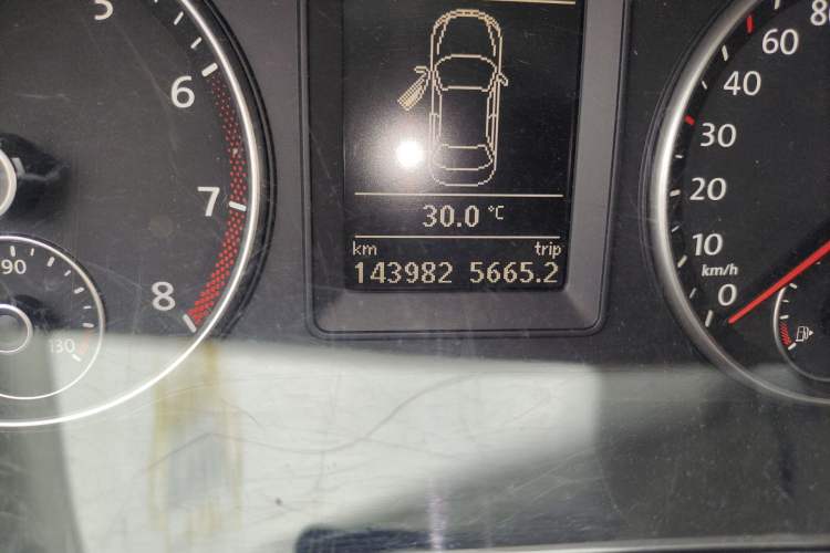 Used Volkswagen Sagitar 2011 1.4 TSI Automatic Tech Model Odometer Close Up