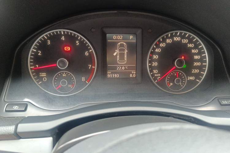 Used Volkswagen Sagitar 2011 1.4 TSI Automatic Luxury Edition Odometer Close Up