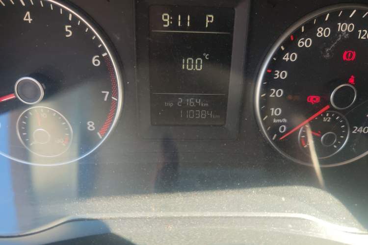 Used Volkswagen Sagitar 2011 1.6L Automatic Comfort Edition Odometer Close Up