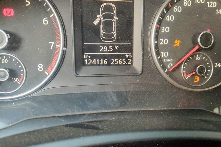 Used Volkswagen Sagitar 2011 1.4 TSI Manual Tech Model Odometer Close Up
