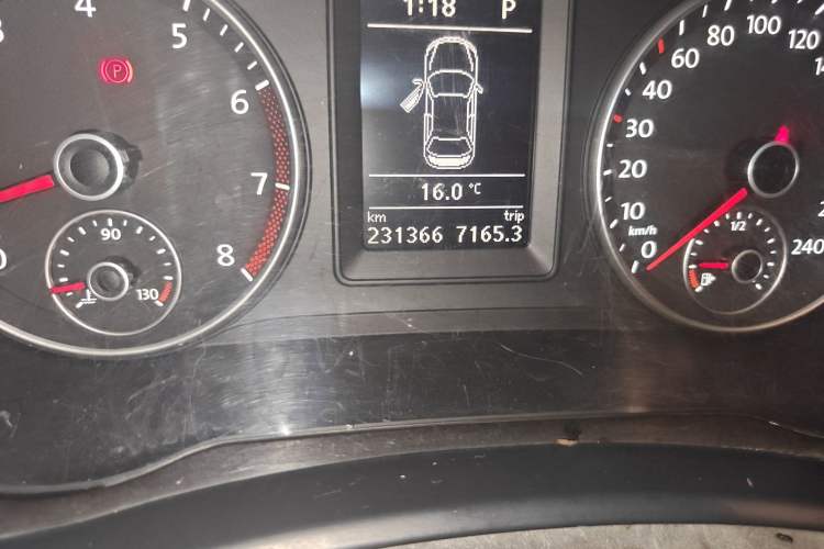 Used Volkswagen Sagitar 2011 1.4 TSI Automatic Luxury Edition Odometer Close Up