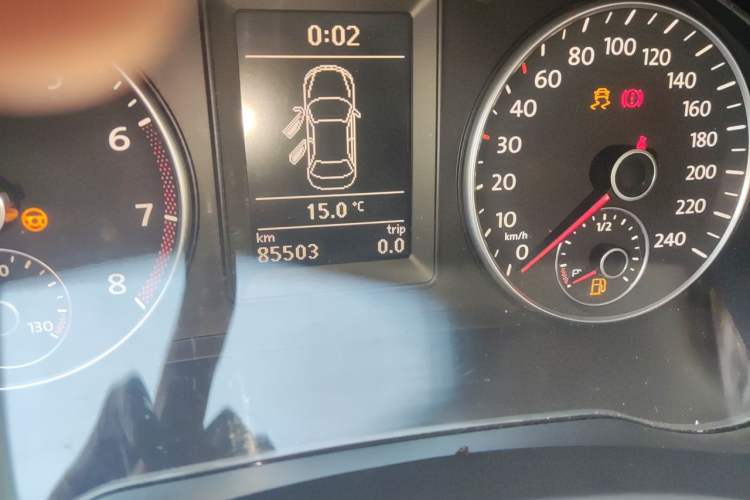 Used Volkswagen Sagitar 2011 1.4 TSI Manual Luxury Edition Odometer Close Up