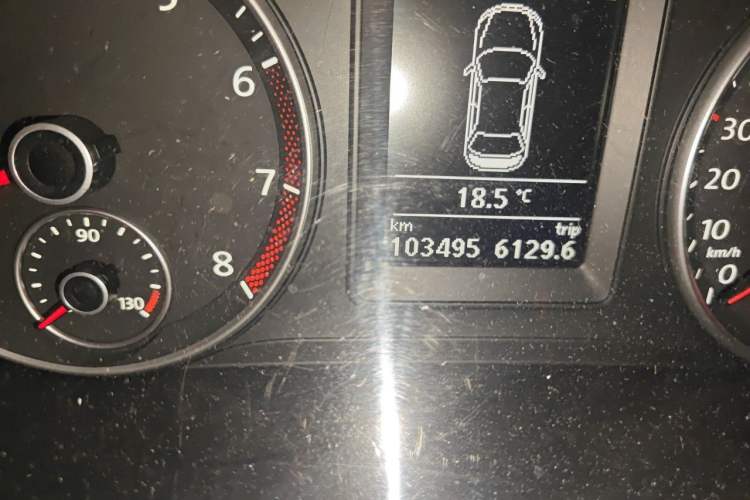 Used Volkswagen Sagitar 2011 1.4 TSI Automatic Luxury Edition Odometer Close Up
