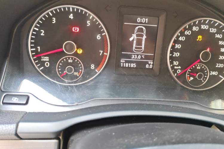 Used Volkswagen Sagitar 2011 1.4 TSI Manual Tech Model Odometer Close Up