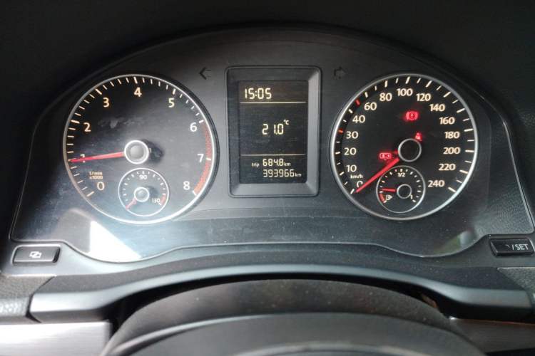 Used Volkswagen Sagitar 2011 1.6L Manual Comfort Version Odometer Close Up
