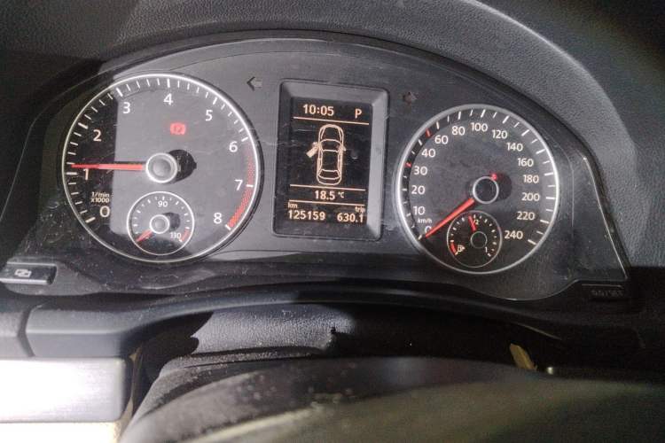 Used Volkswagen Sagitar 2011 1.4 TSI Automatic Tech Model Odometer Close Up