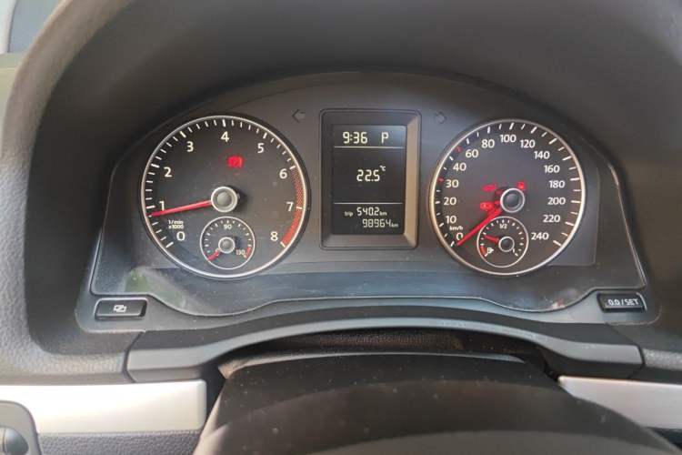 Used Volkswagen Sagitar 2011 1.6L Automatic Special Edition Odometer Close Up