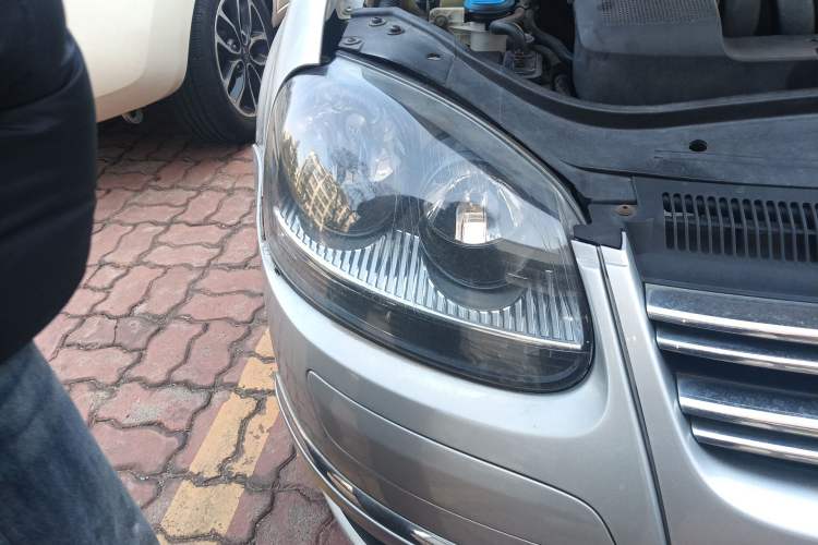 Used Volkswagen Sagitar 2011 1.6L Automatic Comfort Edition Right Front Headlight
