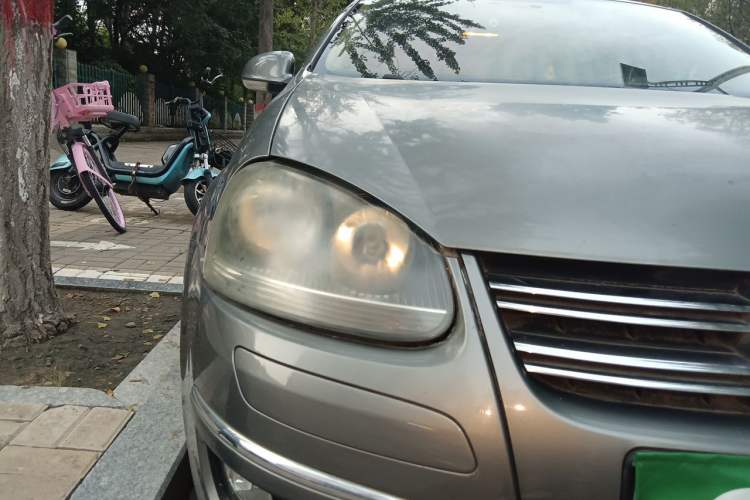 Used Volkswagen Sagitar 2011 1.6L Automatic Fashion Edition Right Front Headlight