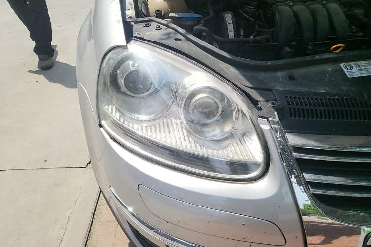 Used Volkswagen Sagitar 2011 1.6L Automatic Comfort Edition Right Front Headlight