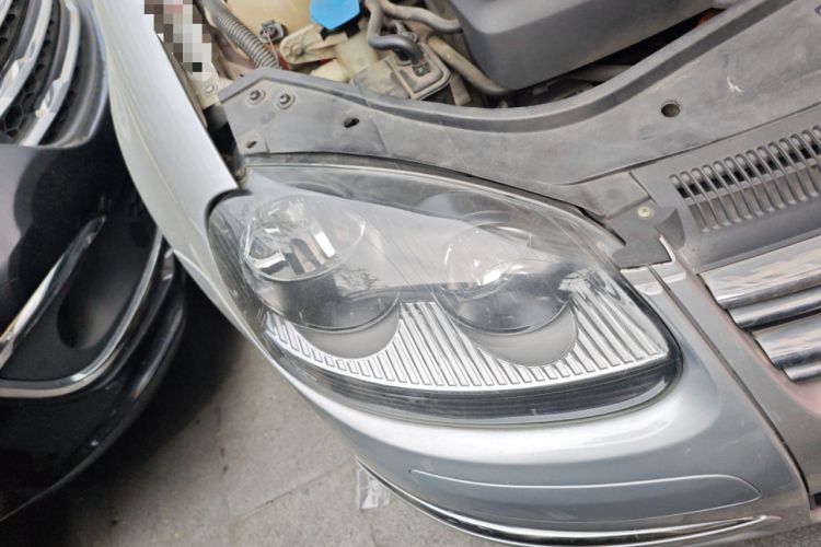 Used Volkswagen Sagitar 2011 1.6L Automatic Comfort Edition Right Front Headlight