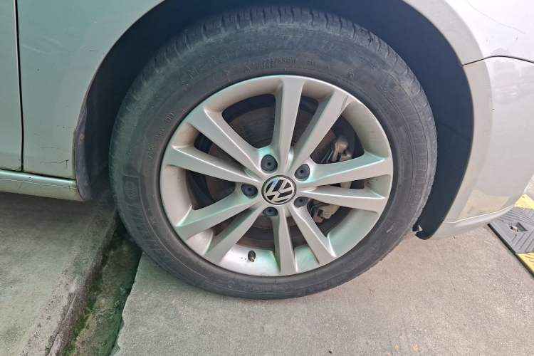 Used Volkswagen Sagitar 2011 1.4 TSI Automatic Tech Model Right Front Wheel Hub