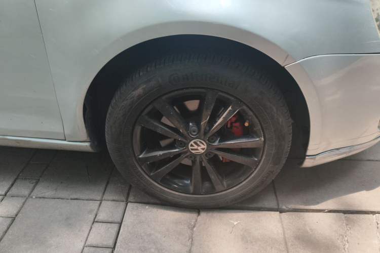 Used Volkswagen Sagitar 2011 1.4 TSI Manual Luxury Edition Right Front Wheel Hub