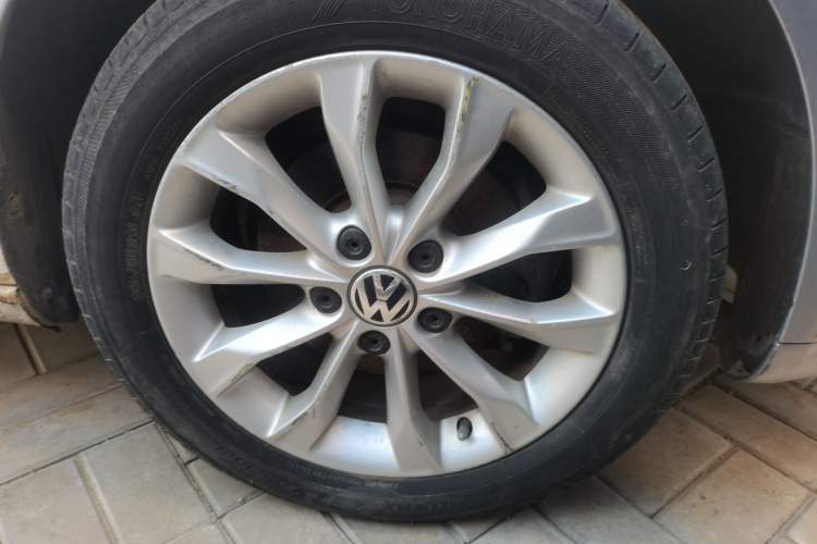 Used Volkswagen Sagitar 2011 1.6L Automatic Special Edition Right Front Wheel Hub
