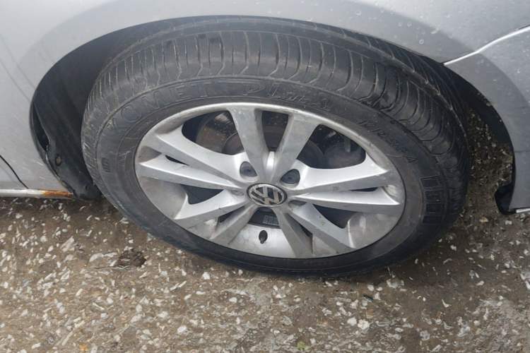 Used Volkswagen Sagitar 2011 1.6L Manual Comfort Version Right Front Wheel Hub