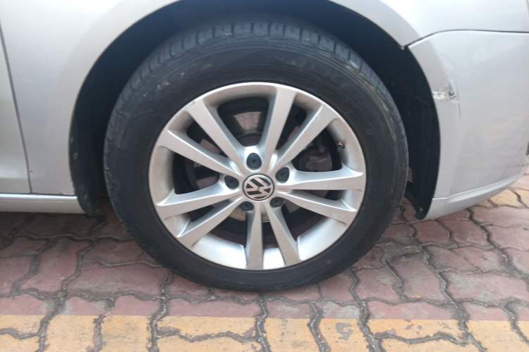 Used Volkswagen Sagitar 2011 1.6L Automatic Comfort Edition Right Front Wheel Hub