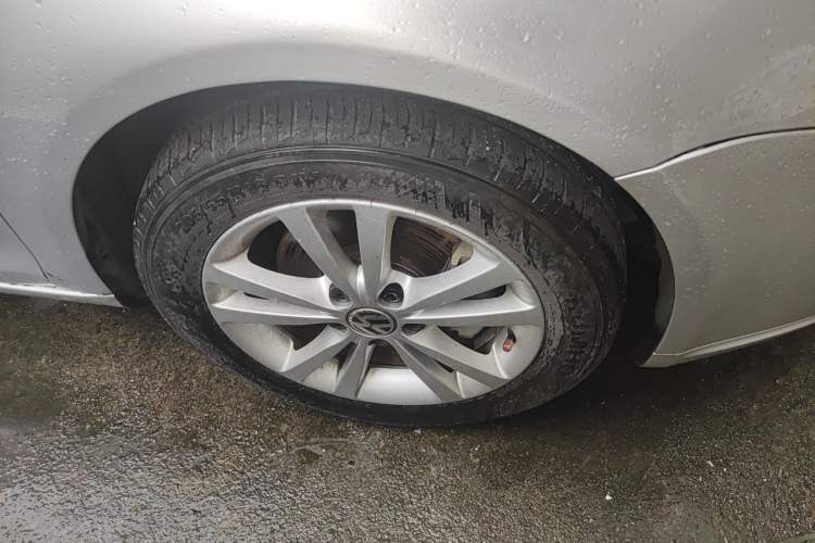 Used Volkswagen Sagitar 2011 1.6L Automatic Special Edition Right Front Wheel Hub