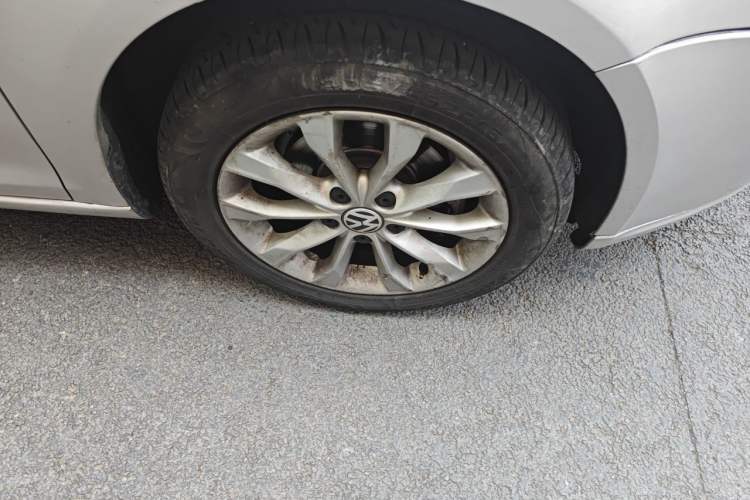 Used Volkswagen Sagitar 2011 1.6L Automatic Special Edition Right Front Wheel Hub