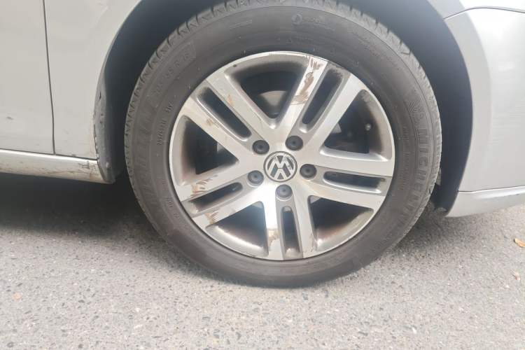 Used Volkswagen Sagitar 2011 1.6L Automatic Fashion Edition Right Front Wheel Hub