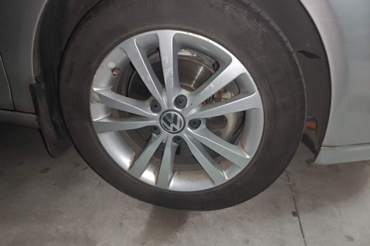 Used Volkswagen Sagitar 2011 1.4 TSI Automatic Tech Model Right Front Wheel Hub