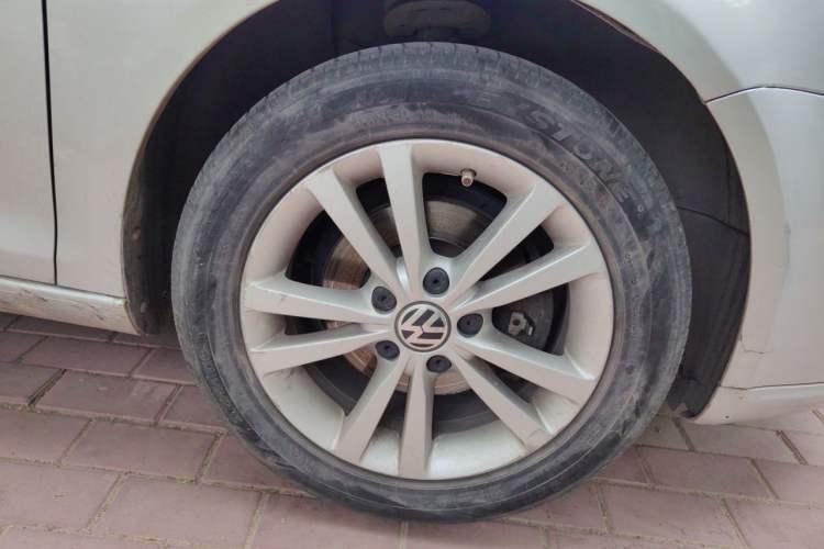Used Volkswagen Sagitar 2011 1.6L Automatic Special Edition Right Front Wheel Hub