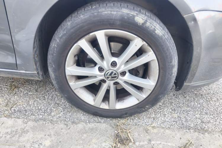 Used Volkswagen Sagitar 2011 1.6L Automatic Comfort Edition Right Front Wheel Hub