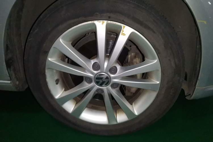 Used Volkswagen Sagitar 2011 1.4 TSI Automatic Luxury Edition Right Front Wheel Hub