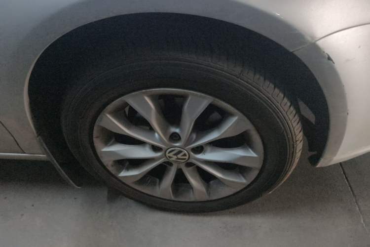 Used Volkswagen Sagitar 2011 1.6L Automatic Special Edition Right Front Wheel Hub