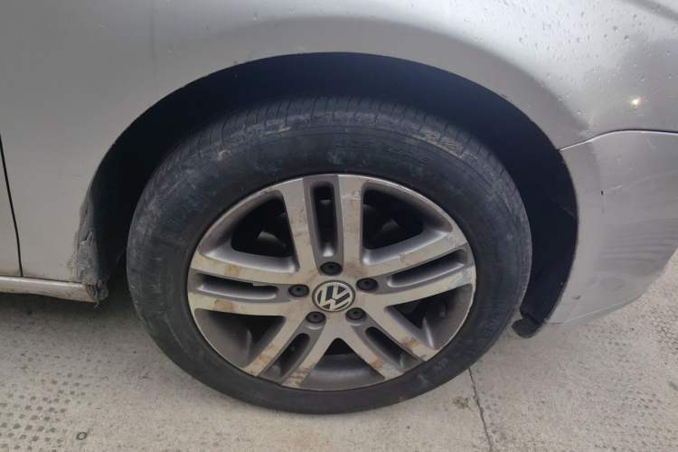 Used Volkswagen Sagitar 2011 1.6L Automatic Fashion Edition Right Front Wheel Hub