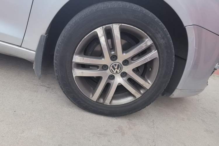 Used Volkswagen Sagitar 2011 1.6L Automatic Comfort Edition Right Front Wheel Hub