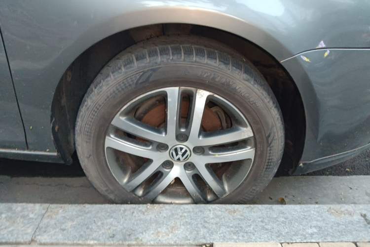 Used Volkswagen Sagitar 2011 1.6L Automatic Fashion Edition Right Front Wheel Hub