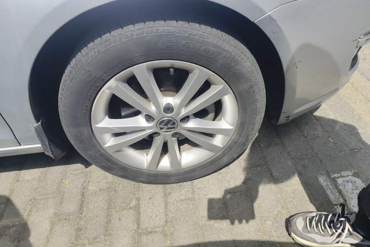Used Volkswagen Sagitar 2011 1.4 TSI Automatic Tech Model Right Front Wheel Hub