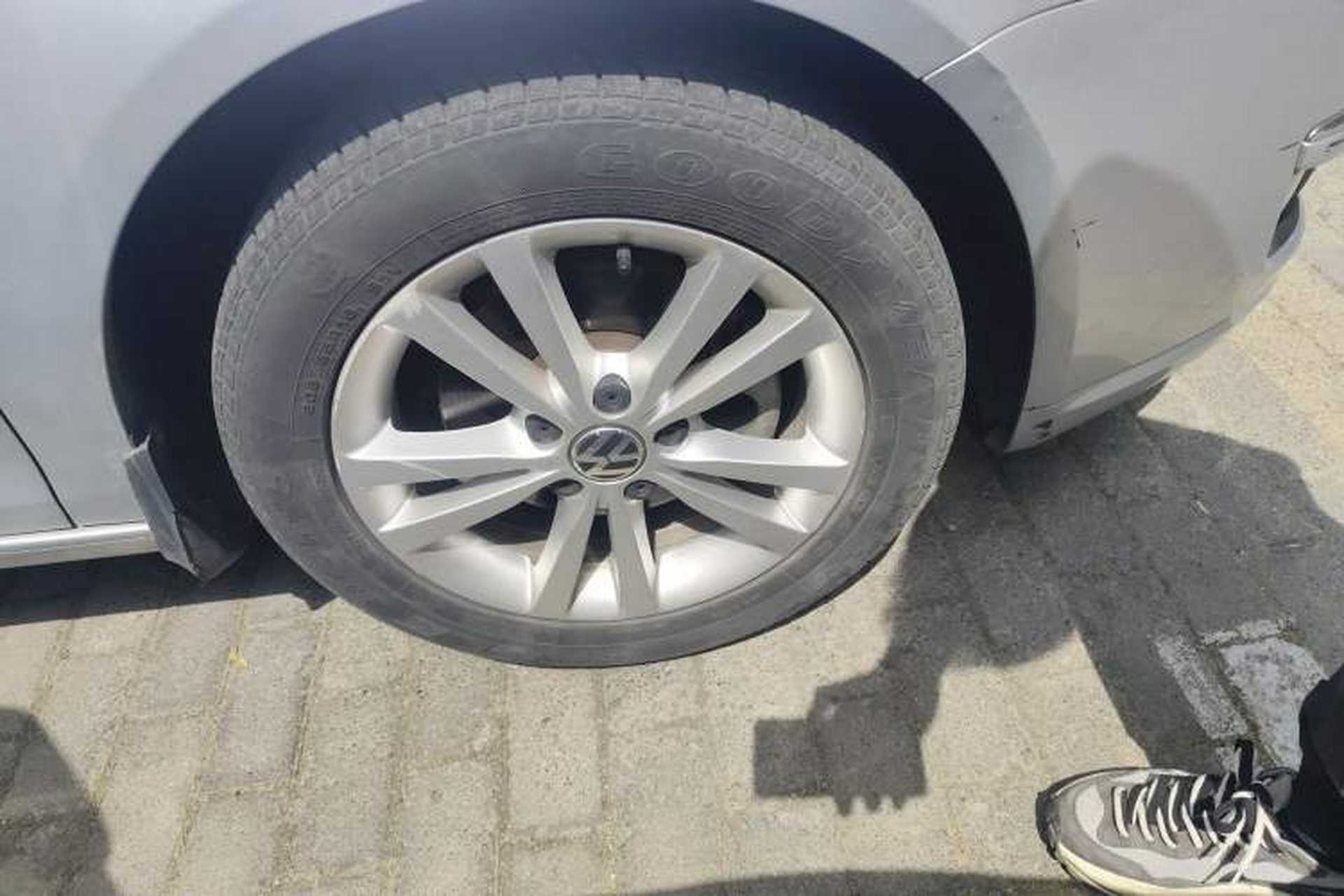 Used Volkswagen Sagitar 2011 1.4 TSI Automatic Tech Model Right Front Wheel Hub