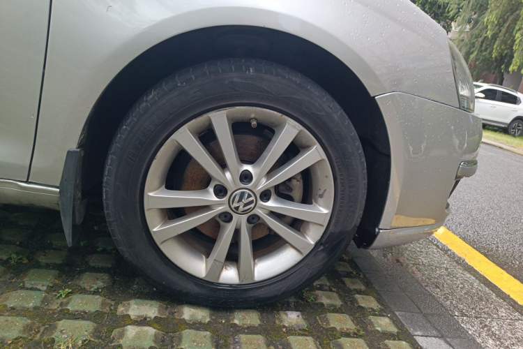 Used Volkswagen Sagitar 2011 1.4 TSI Automatic Luxury Edition Right Front Wheel Hub