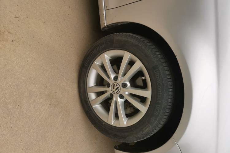 Used Volkswagen Sagitar 2011 1.4 TSI Automatic Luxury Edition Right Front Wheel Hub