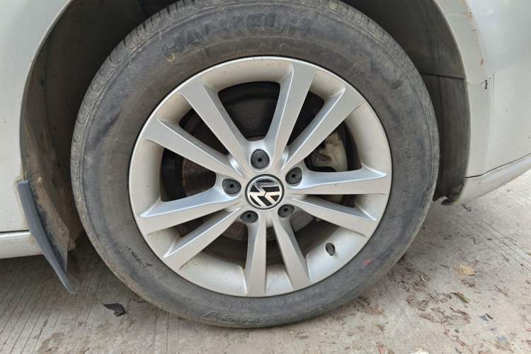 Used Volkswagen Sagitar 2011 1.4 TSI Manual Luxury Edition Right Front Wheel Hub