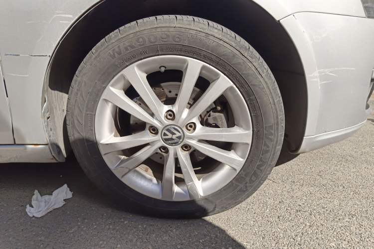 Used Volkswagen Sagitar 2011 1.6L Manual Fashion Edition Right Front Wheel Hub