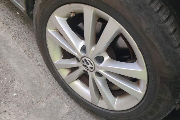 Used Volkswagen Sagitar 2011 1.4 TSI Automatic Tech Model Right Front Wheel Hub
