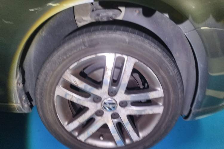 Used Volkswagen Sagitar 2011 1.6L Automatic Fashion Edition Right Front Wheel Hub