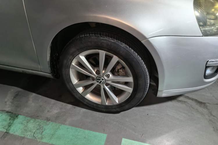Used Volkswagen Sagitar 2011 1.4 TSI Manual Luxury Edition Right Front Wheel Hub