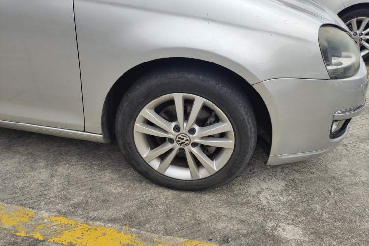 Used Volkswagen Sagitar 2011 1.4 TSI Automatic Tech Model Right Front Wheel Hub