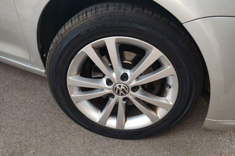 Used Volkswagen Sagitar 2011 1.6L Automatic Comfort Edition Right Front Wheel Hub