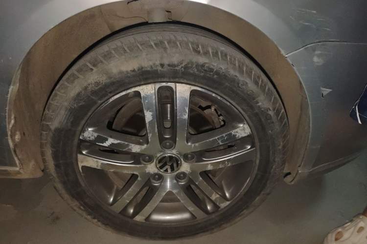 Used Volkswagen Sagitar 2011 1.6L Manual Fashion Edition Right Front Wheel Hub