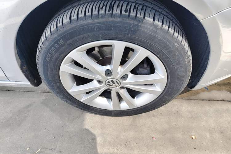 Used Volkswagen Sagitar 2011 1.6L Automatic Comfort Edition Right Front Wheel Hub