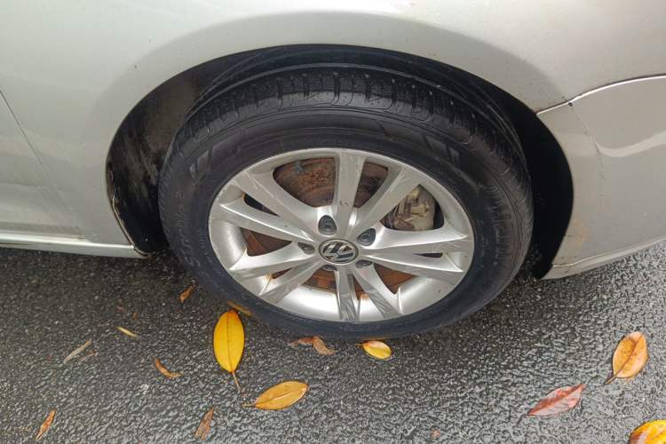 Used Volkswagen Sagitar 2011 1.4 TSI Automatic Luxury Edition Right Front Wheel Hub